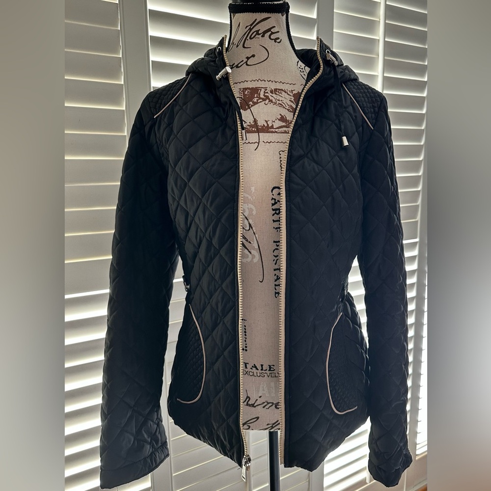Nautica quilted puffer jacket in classic black with tan trim accents 🤍 - Picture 5 of 13